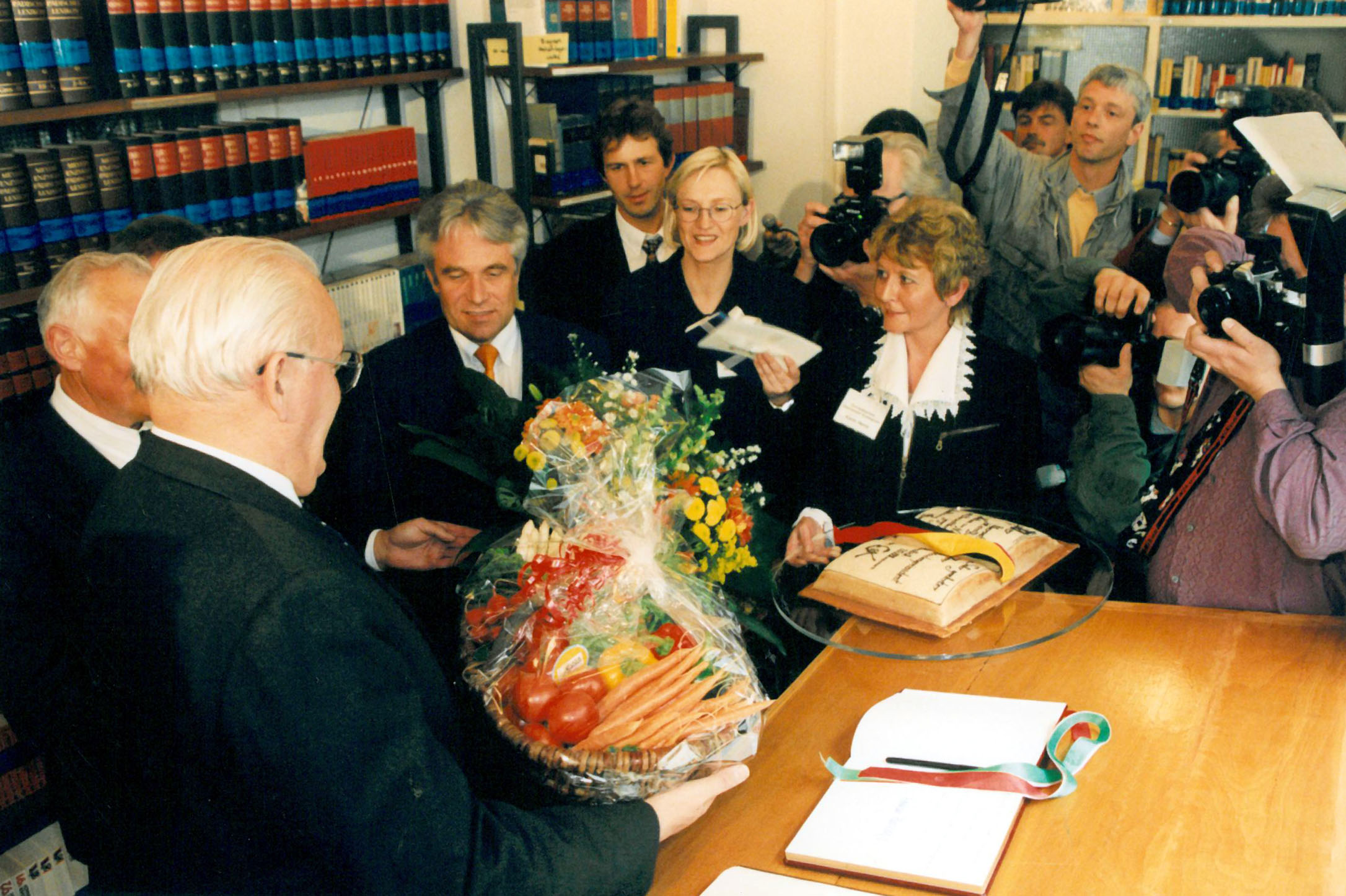 Der Bundespräsident erhält ein Präsent der Stadt Straelen (Foto©EÜK)