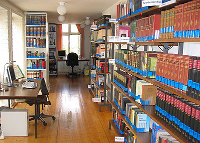 Encyclopaedias and dictionaries in more than 275 languages and dialects (Foto©EÜK)