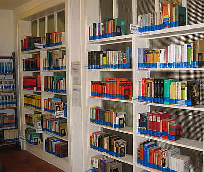 Encyclopaedias and dictionaries in more than 275 languages and dialects (Foto©EÜK)